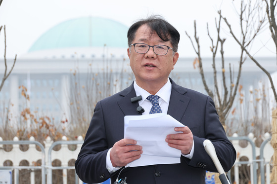 검찰, '연어·술 파티 회유 의혹' 이화영 측 서민석 변호사 첫 소환