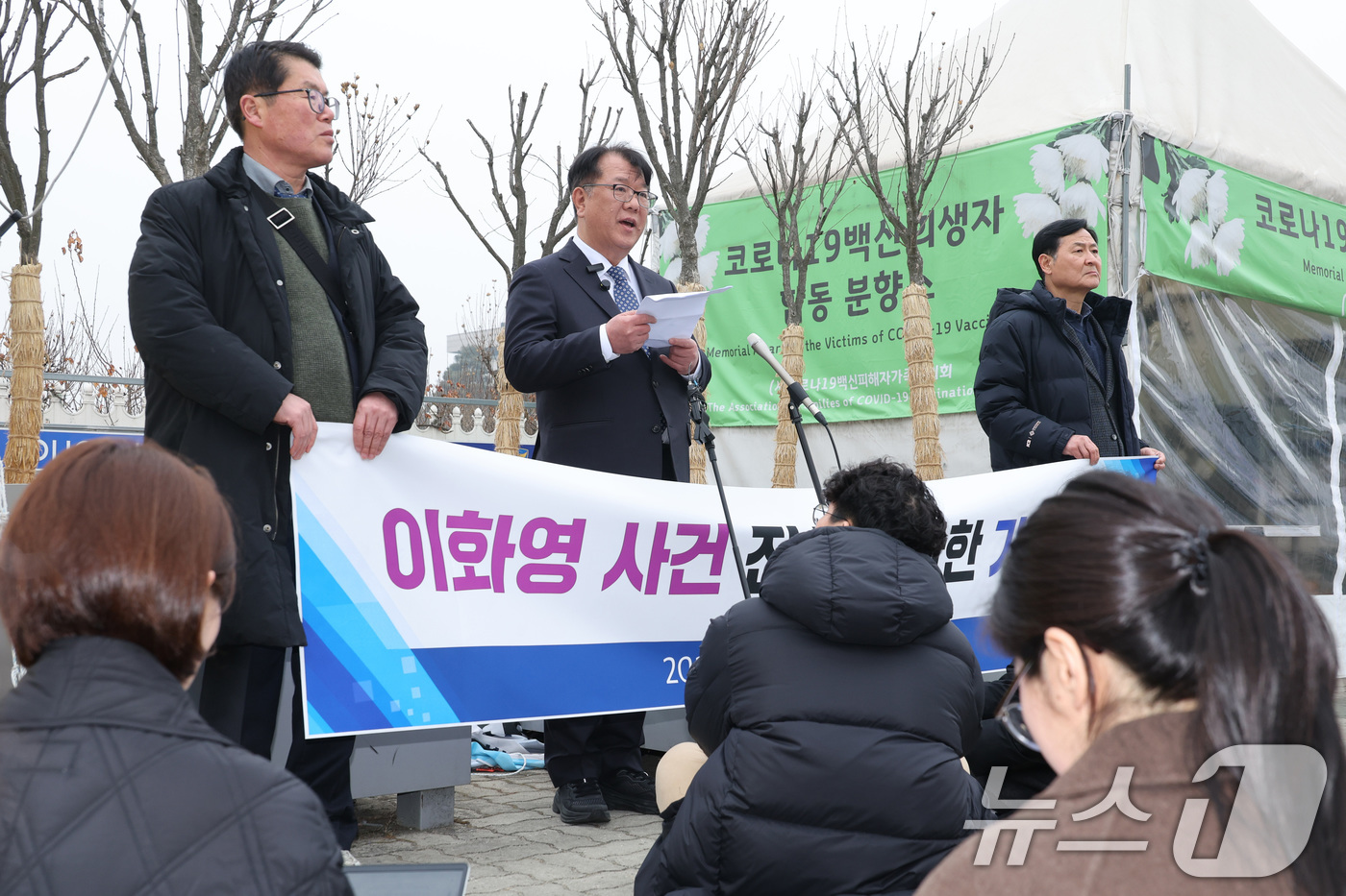 (서울=뉴스1) 신웅수 기자 = 정청래 더불어민주당 대표의 법률특별보좌관으로 임명됐다가 사퇴한 서민석 변호사가 13일 서울 여의도 국회 앞에서 이화영 사건 진실에 대한 기자회견을 …