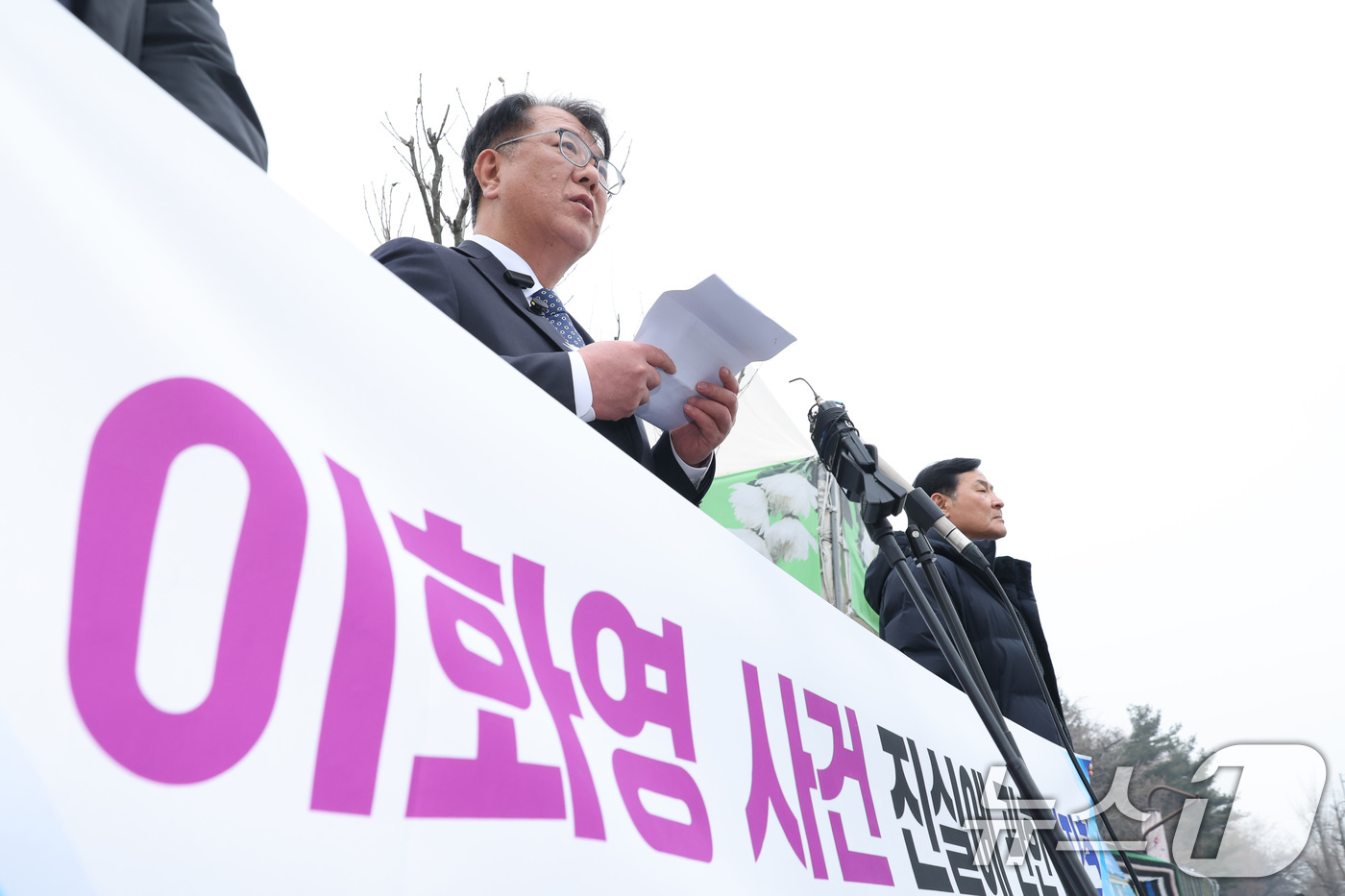 (서울=뉴스1) 신웅수 기자 = 정청래 더불어민주당 대표의 법률특별보좌관으로 임명됐다가 사퇴한 서민석 변호사가 13일 서울 여의도 국회 앞에서 이화영 사건 진실에 대한 기자회견을 …