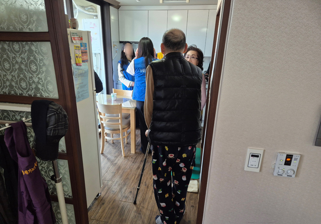 "요양보호사 없으면 생활이 힘들죠"…반신마비 독거노인 '나홀로 설'