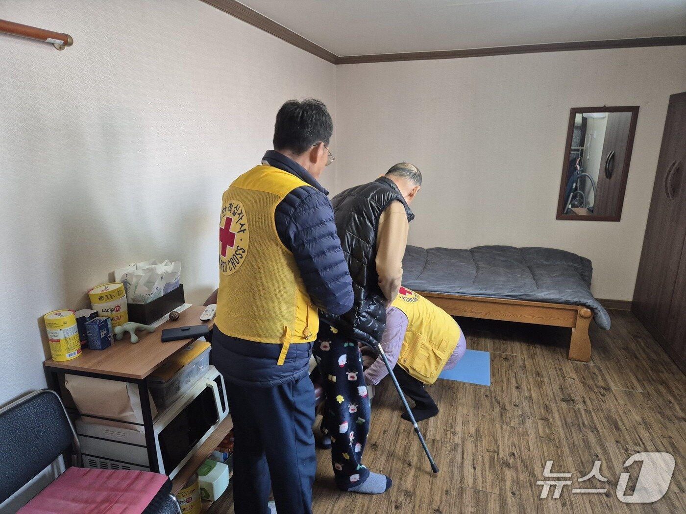 본문 이미지 - 12일 설 연휴를 앞두고 울산 중구의 한 독거노인 가정에 사랑나눔적십자 봉사회원들과 한국산업인력공단 직원들이 방문했다.2026.2.13/뉴스1ⓒ 뉴스1 박정현 기자