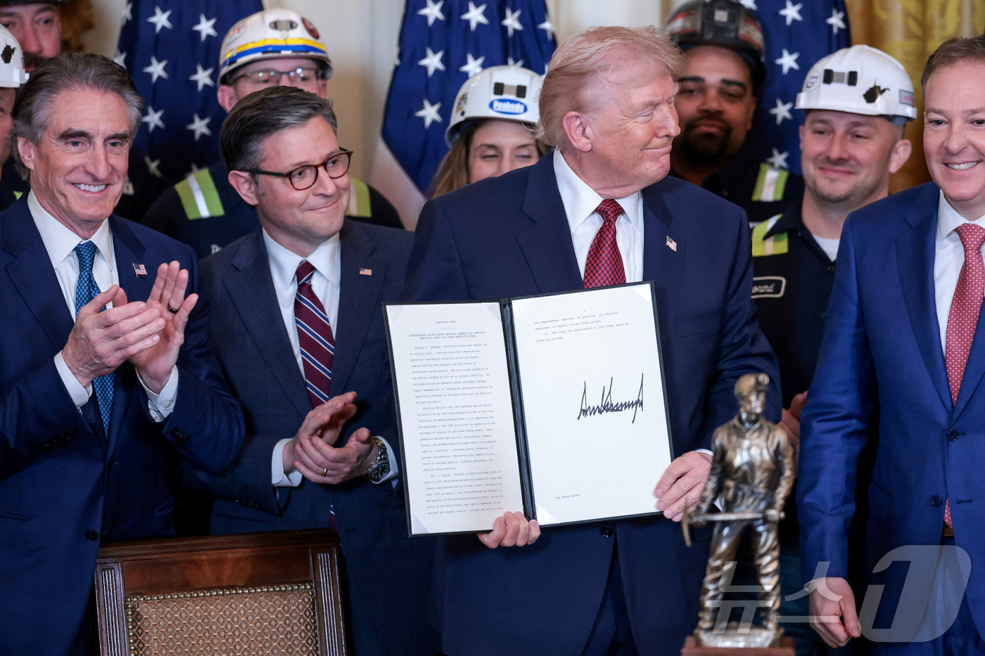 (워싱턴DC 로이터=뉴스1) 윤다정 기자 = 11일(현지시간) 워싱턴DC 백악관 이스트룸에서 열린 석탄 에너지 홍보 행사 중 도널드 트럼프 미국 대통령의 책상 위에 '논란의 여지 …