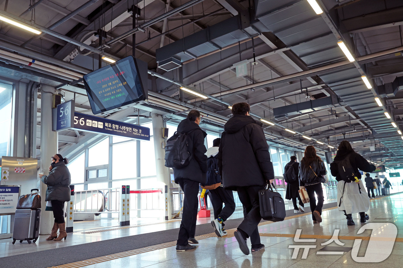 (광주=뉴스1) 박지현 기자 = 설 명절 연휴를 하루 앞둔 13일 오전 광주 광산구 송정역에서 귀향객들이 플랫폼을 향해 발걸음을 움직이고 있다. 2026.2.13/뉴스1