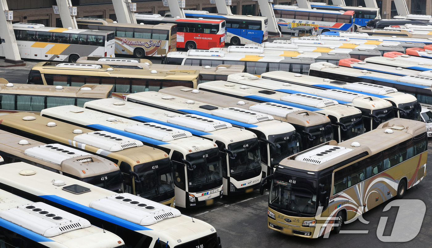 (서울=뉴스1) 이호윤 기자 = 설 연휴를 하루 앞둔 13일 오후 서울 서초구 고속버스터미널에서 귀성버스들이 출발시간을 기다리고 있다. 2026.2.13/뉴스1