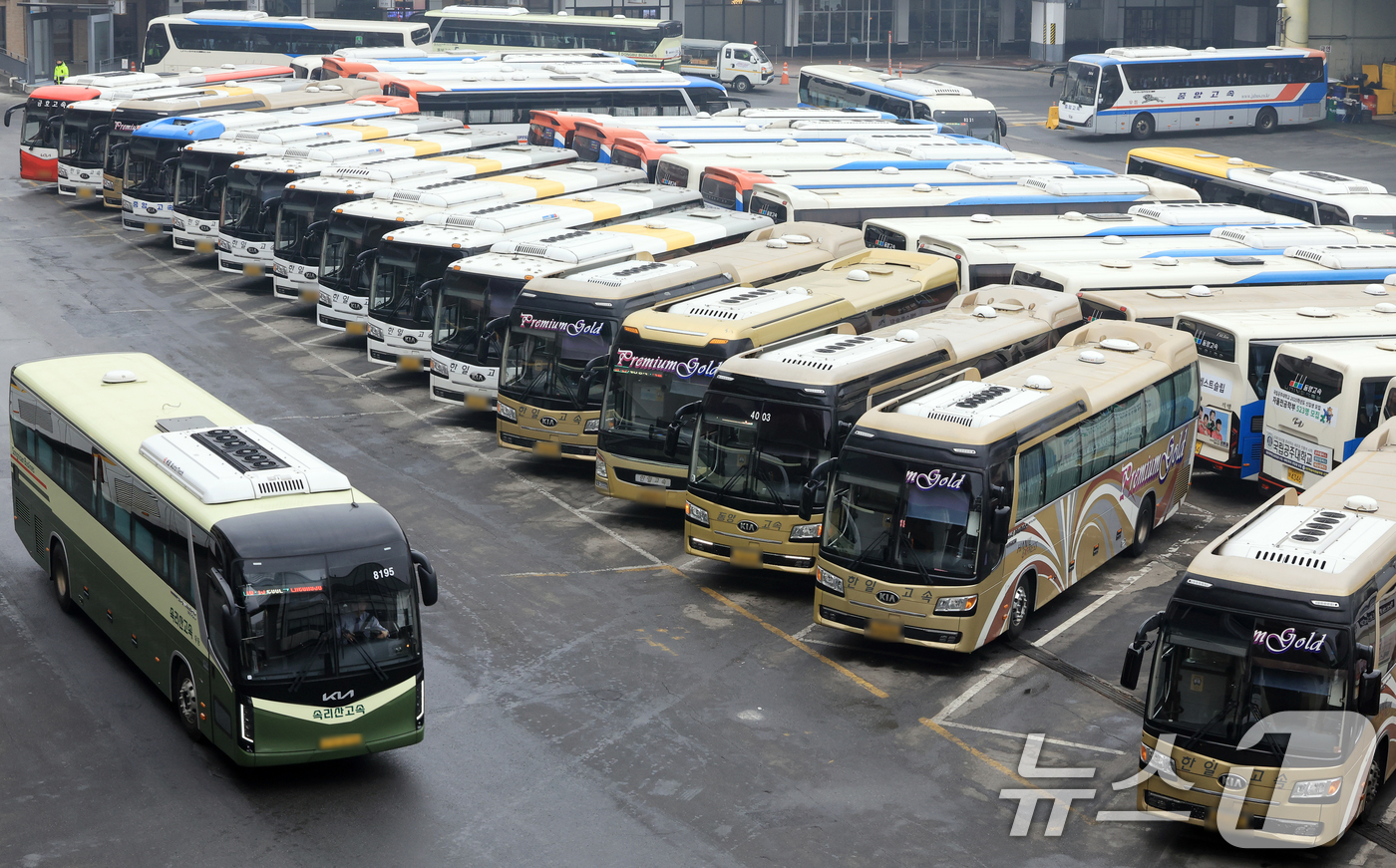 (서울=뉴스1) 이호윤 기자 = 설 연휴를 하루 앞둔 13일 오후 서울 서초구 고속버스터미널에서 귀성버스들이 출발시간을 기다리고 있다. 2026.2.13/뉴스1