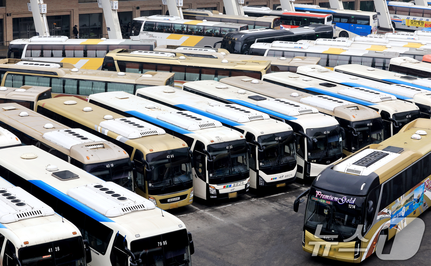 (서울=뉴스1) 이호윤 기자 = 설 연휴를 하루 앞둔 13일 오후 서울 서초구 고속버스터미널에서 귀성버스들이 출발시간을 기다리고 있다. 2026.2.13/뉴스1