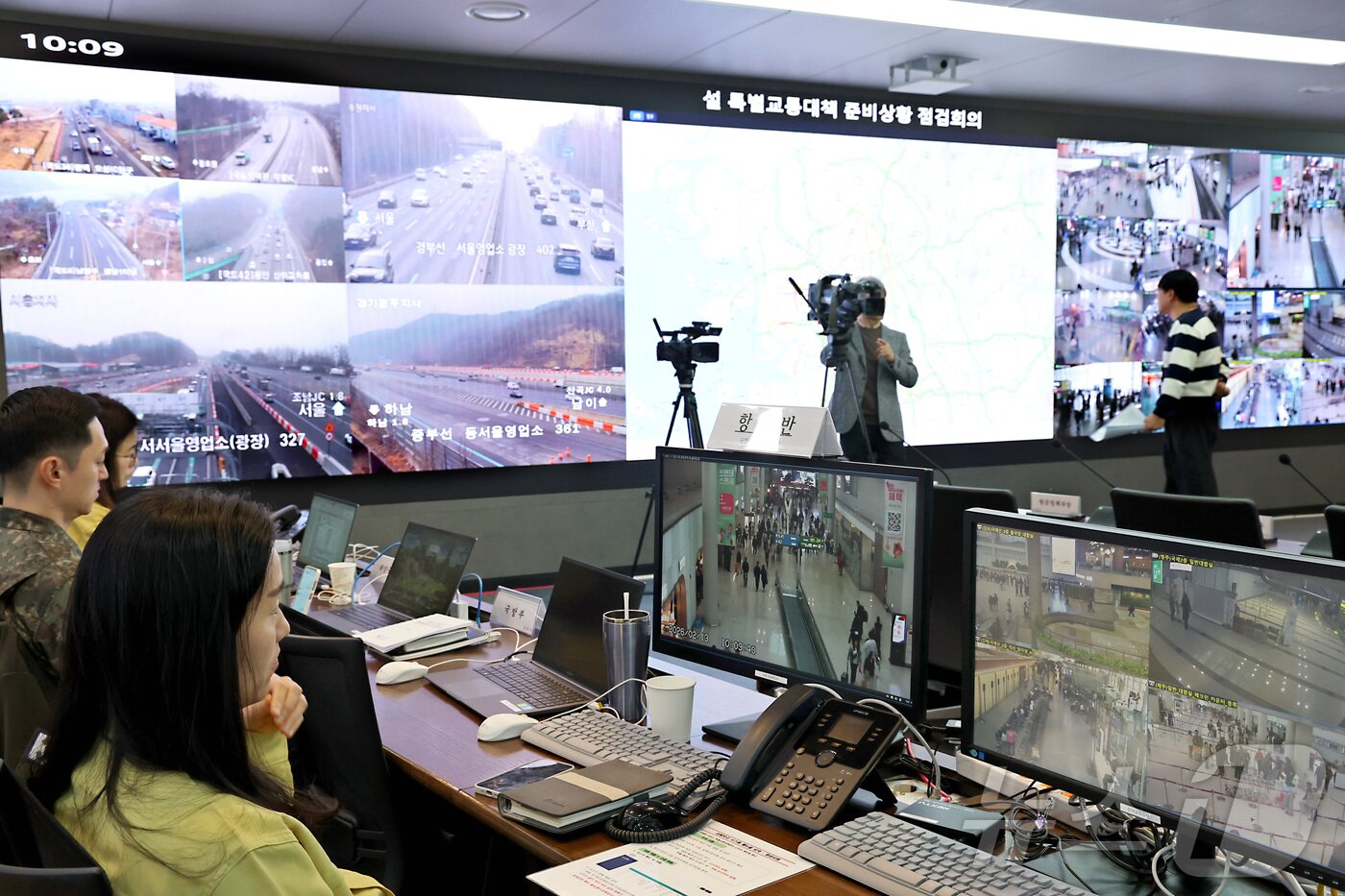 본문 이미지 - 13일 세종시 정부세종청사 국토교통부에 마련된 설 특별교통대책 상황실에서 관계 부처 공무원들이 철도, 공항, 고속도로 등을 모니터링 하며 원활한 귀성·귀경을 위해 전국의 상황을 점검하고 있다. 2026.2.13 ⓒ 뉴스1 김기남 기자