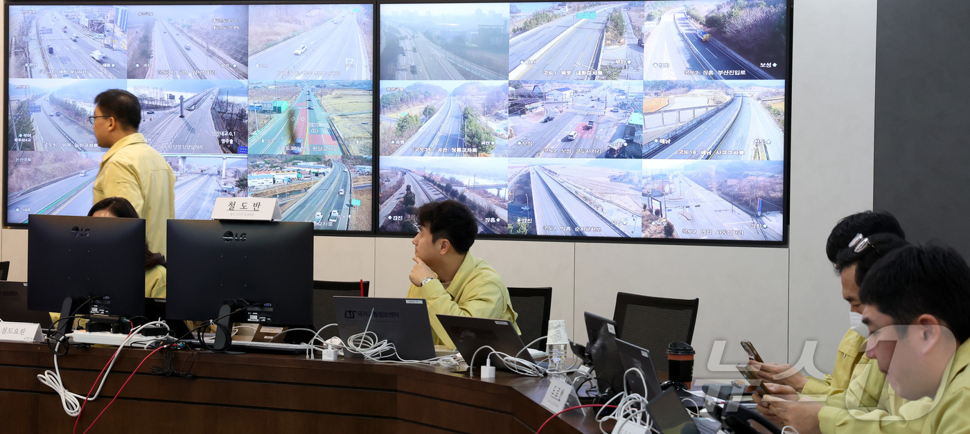 (세종=뉴스1) 김기남 기자 = 13일 세종시 정부세종청사 국토교통부에 마련된 설 특별교통대책 상황실에서 관계 부처 공무원들이 철도, 공항, 고속도로 등을 모니터링 하며 원활한 귀 …