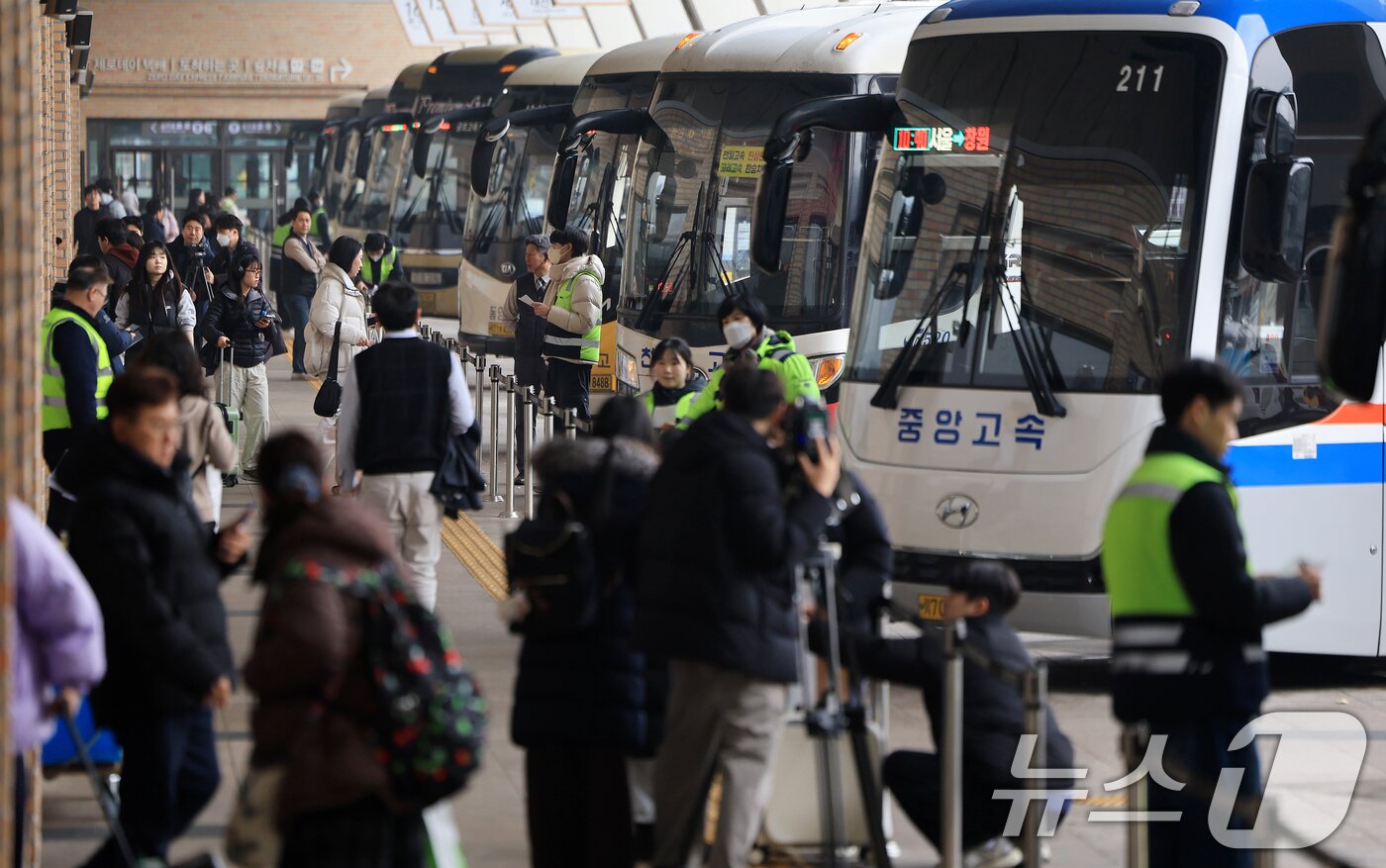 본문 이미지 - 설 연휴를 하루 앞둔 13일 오후 서울 서초구 고속버스터미널에서 귀성객들이 버스에 탑승하고 있다. 2026.2.13 ⓒ 뉴스1 이호윤 기자