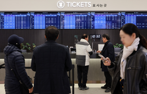 귀향버스 티켓 발권하는 귀성객들