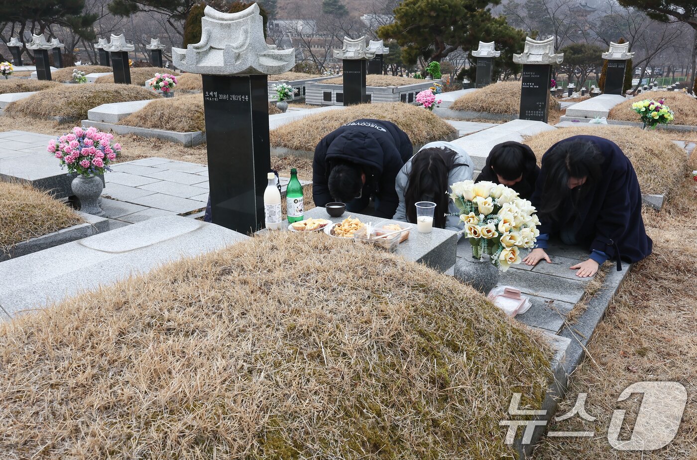 본문 이미지 - 설날을 닷새 앞둔 12일 인천 부평구 인천가족공원을 찾은 한 가족이 성묘하고 있다. 2026.2.13 ⓒ 뉴스1 김도우 기자
