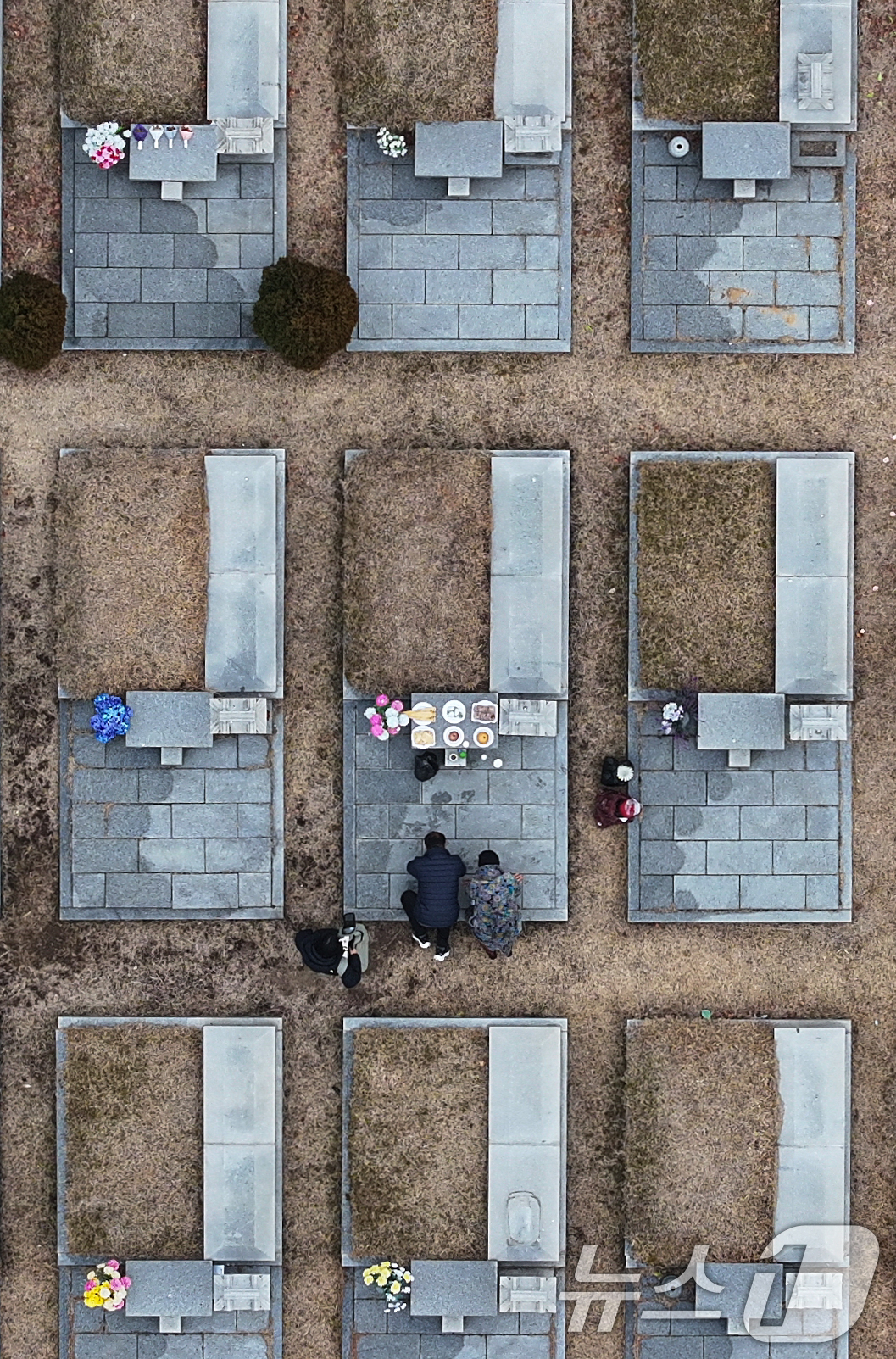 (인천=뉴스1) 김도우 기자 = 설날을 닷새 앞둔 12일 인천 부평구 인천가족공원을 찾은 한 가족이 성묘하고 있다. 2026.2.13/뉴스1