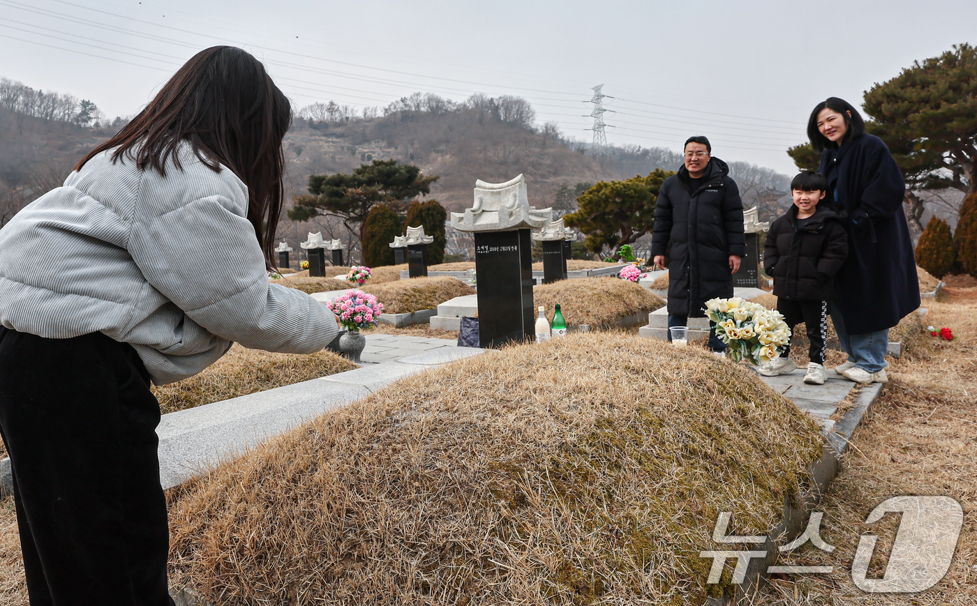 (인천=뉴스1) 김도우 기자 = 설날을 닷새 앞둔 12일 인천 부평구 인천가족공원을 찾은 한 가족이 성묘하고 있다. 2026.2.13/뉴스1