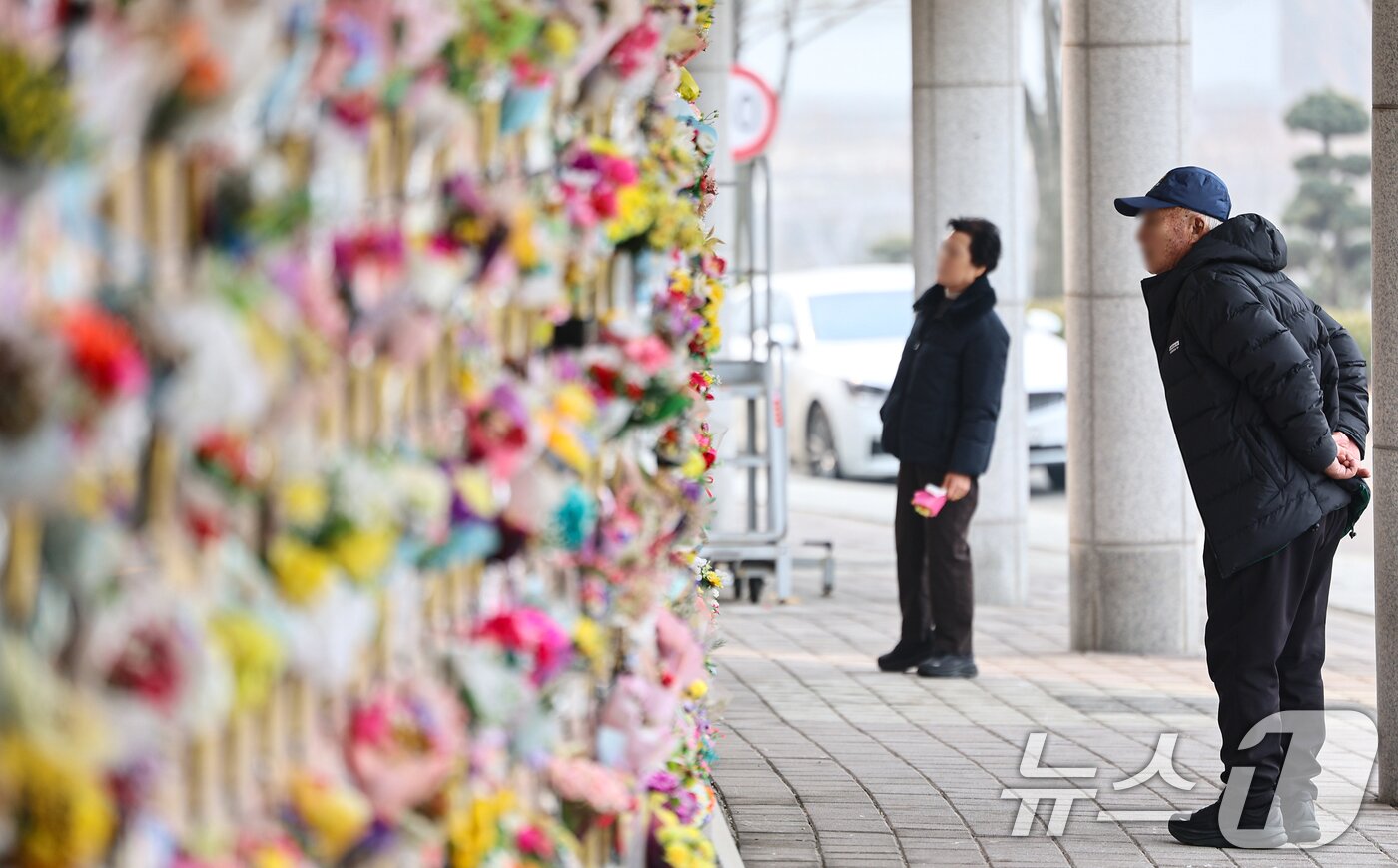 본문 이미지 - 설날을 닷새 앞둔 12일 인천 부평구 인천가족공원을 찾은 한 가족이 성묘하고 있다. 2026.2.13 ⓒ 뉴스1 김도우 기자