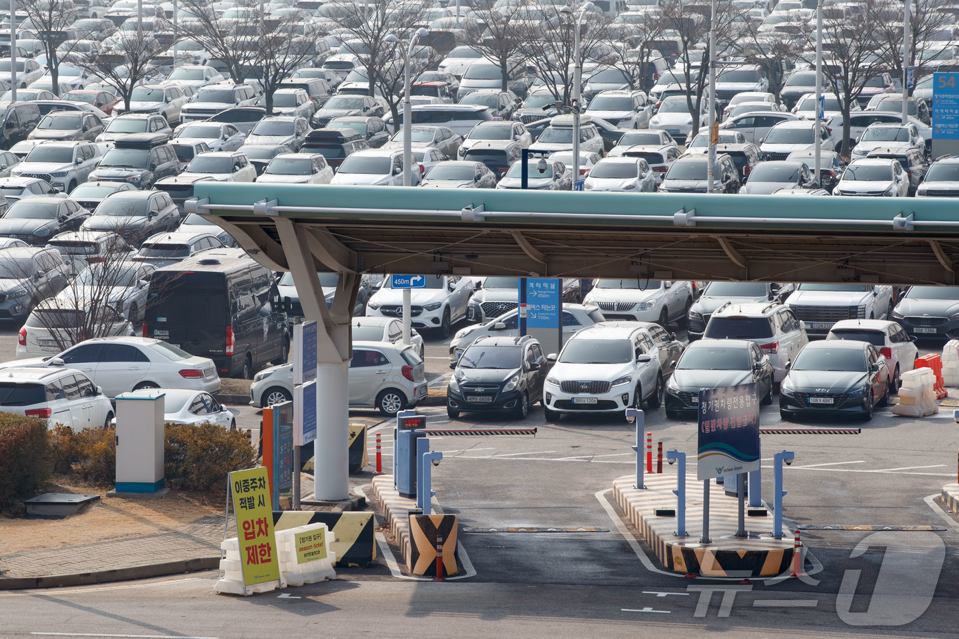 (인천공항=뉴스1) = 인천국제공항공사는 이번 설 연휴 기간(13일~18일) 특별교통대책을 시행해 여객혼잡을 완화할 계획이라고 밝혔다.이번 설 연휴기간 예상되는 총 출입국 여객은 …