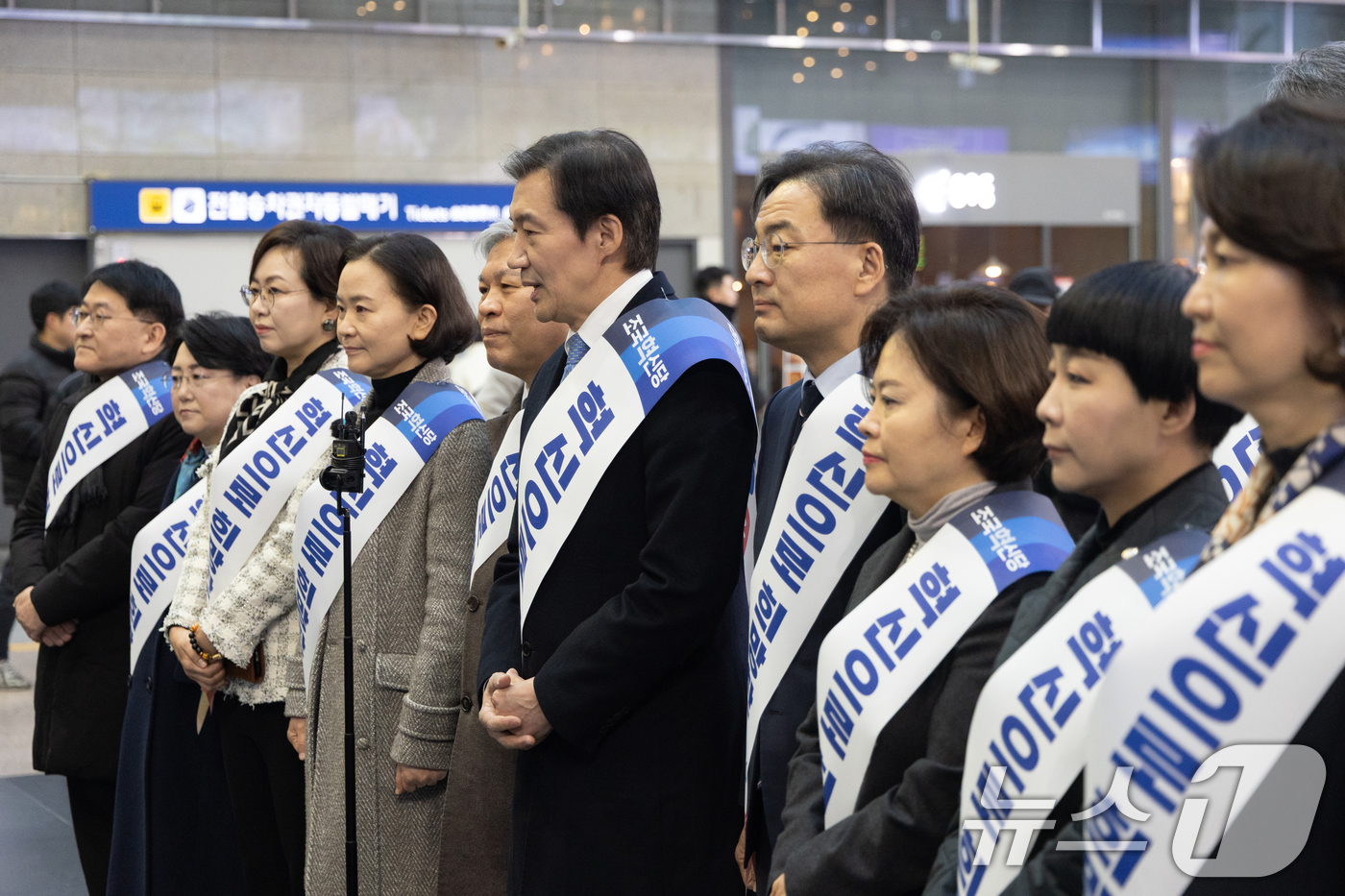 (서울=뉴스1) 이승배 기자 = 조국 조국혁신당 대표를 비롯한 지도부가 13일 서울 용산역에서 설 귀성 인사말을 하고 있다. 2026.2.13/뉴스1