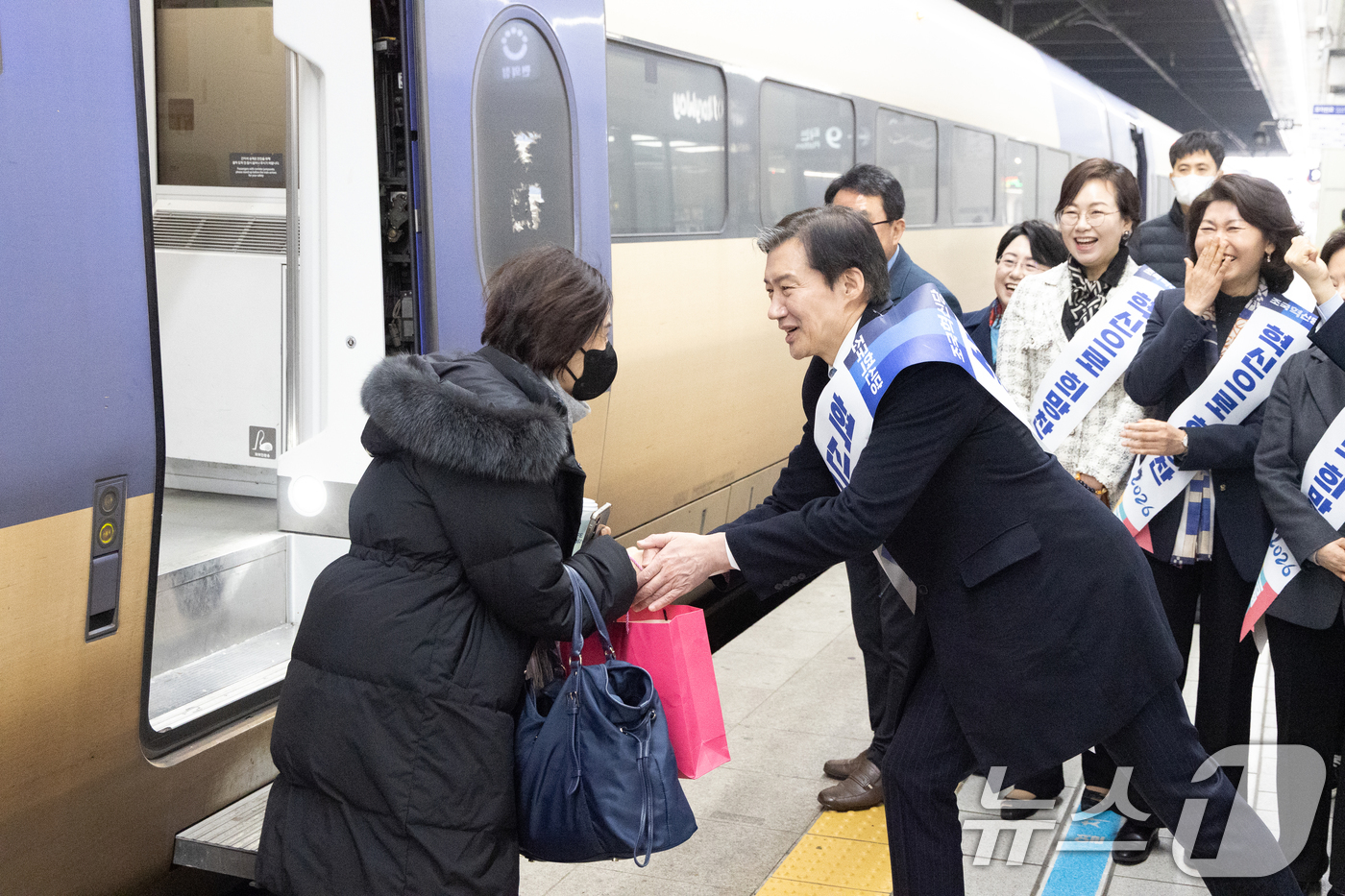 (서울=뉴스1) 이승배 기자 = 조국 조국혁신당 대표를 비롯한 지도부가 13일 서울 용산역에서 설 귀성 인사를 하고 있다. 2026.2.13/뉴스1