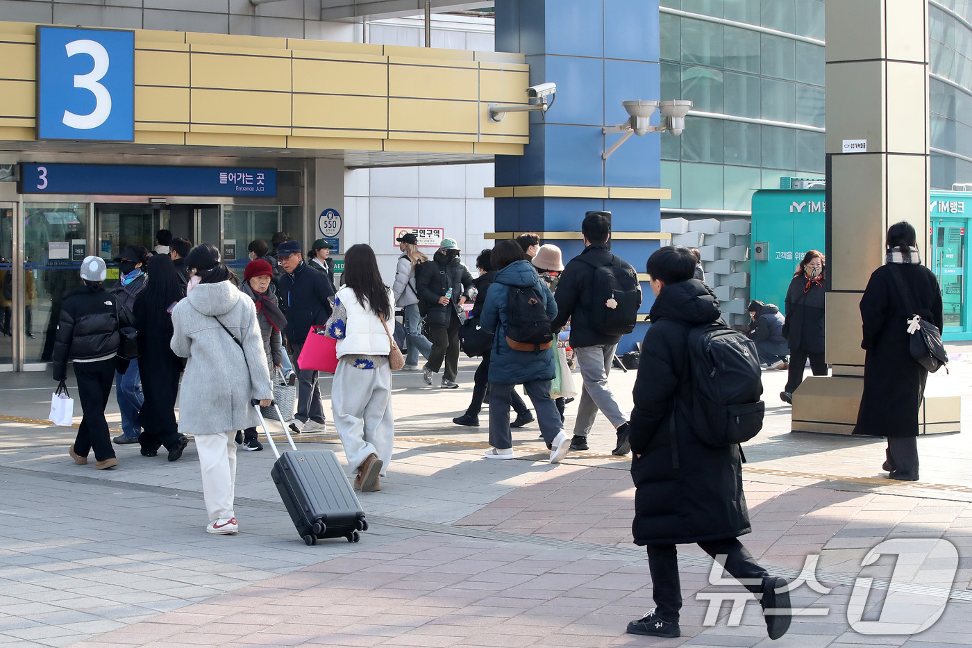 (대구=뉴스1) 공정식 기자 = 설 연휴를 하루 앞둔 13일 오전 대구 동구 동대구역이 귀성객으로 붐비고 있다. 2026.2.13/뉴스1