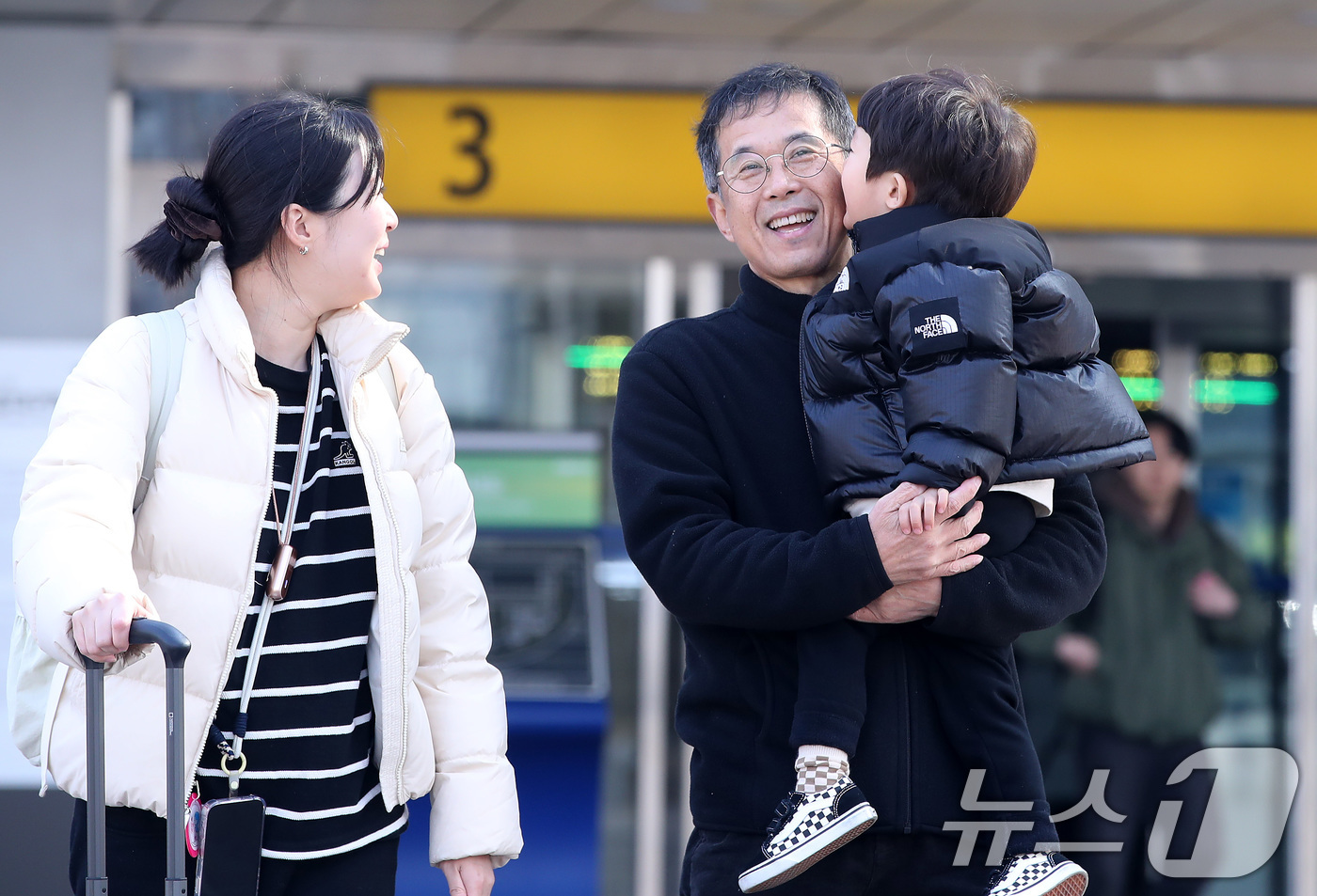 (대구=뉴스1) 공정식 기자 = 설 연휴를 하루 앞둔 13일 오전 대구 동구 동대구역에서 마중 나온 할아버지를 만난 네 살배기 손자가 할아버지 뺨에 사랑이 듬뿍 담긴 뽀뽀를 해주고 …
