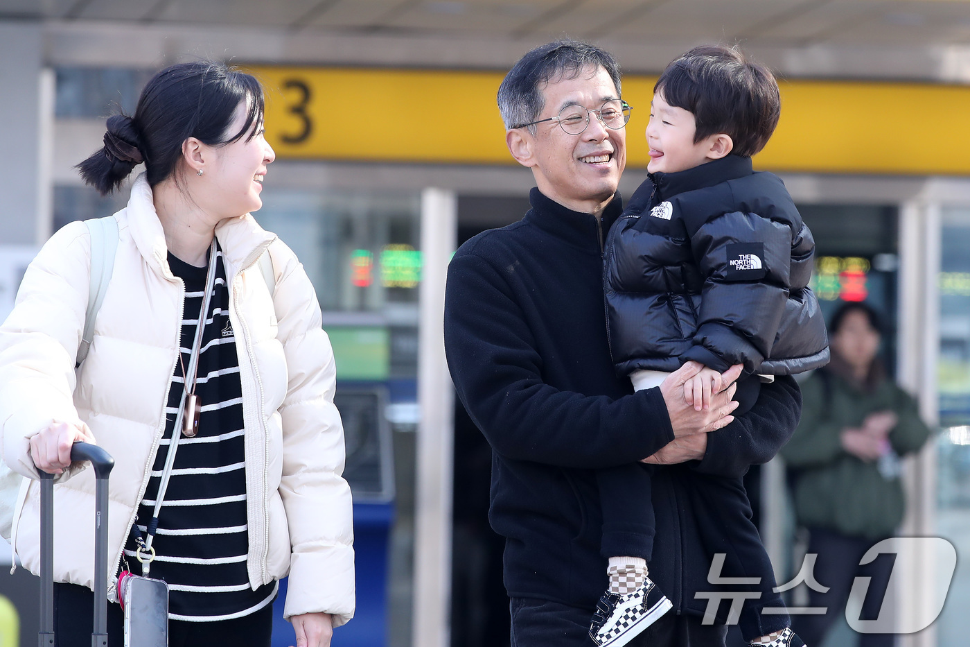 (대구=뉴스1) 공정식 기자 = 설 연휴를 하루 앞둔 13일 오전 대구 동구 동대구역에서 네 살배기 손자를 품에 안은 할아버지가 환하게 웃고 있다. 2026.2.13/뉴스1