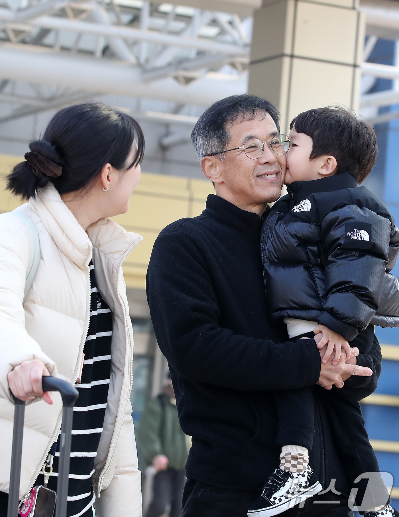 (대구=뉴스1) 공정식 기자 = 설 연휴를 하루 앞둔 13일 오전 대구 동구 동대구역에서 마중 나온 할아버지를 만난 네 살배기 손자가 할아버지 뺨에 사랑이 듬뿍 담긴 뽀뽀를 해주고 …