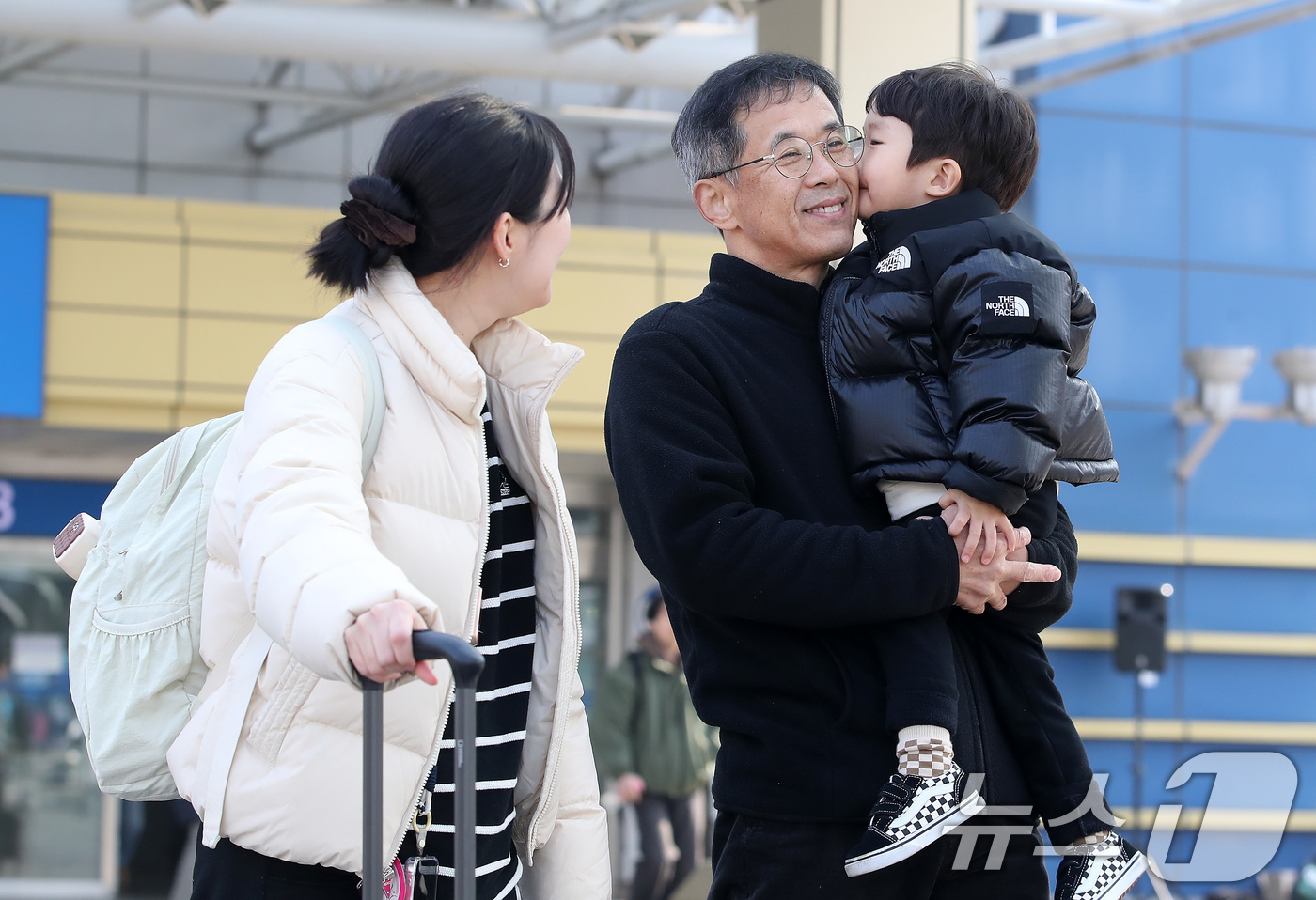 (대구=뉴스1) 공정식 기자 = 설 연휴를 하루 앞둔 13일 오전 대구 동구 동대구역에서 마중 나온 할아버지를 만난 네 살배기 손자가 할아버지 뺨에 사랑이 듬뿍 담긴 뽀뽀를 해주고 …