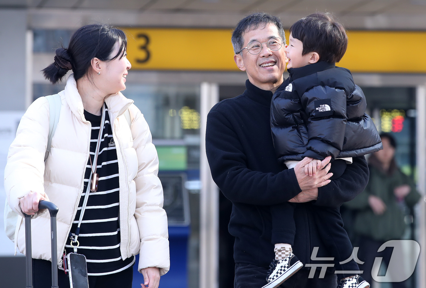 (대구=뉴스1) 공정식 기자 = 설 연휴를 하루 앞둔 13일 오전 대구 동구 동대구역에서 네 살배기 손자를 품에 안은 할아버지가 환하게 웃고 있다. 2026.2.13/뉴스1