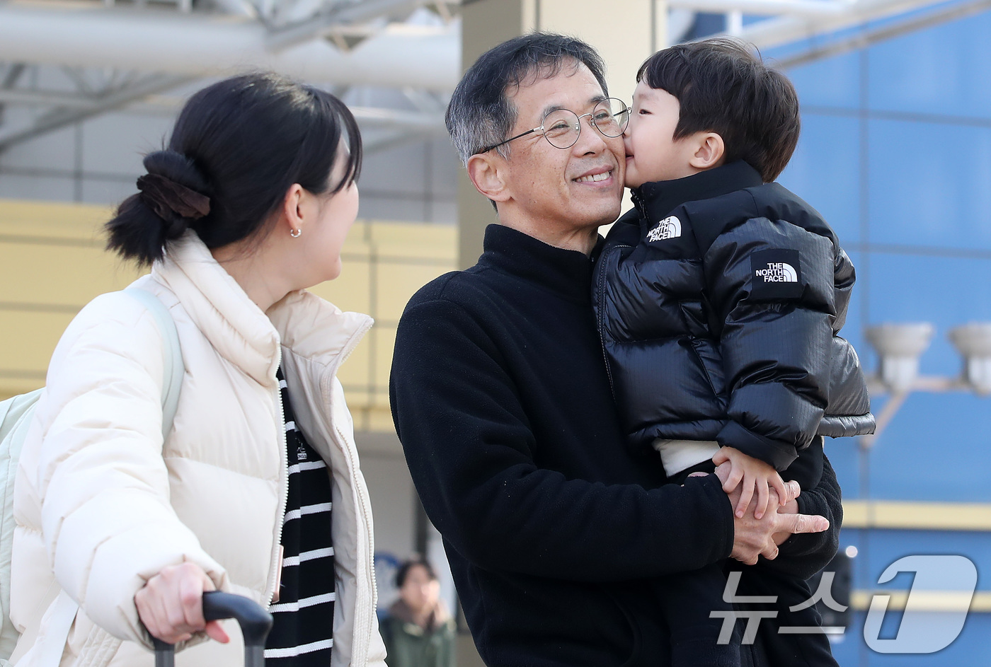 (대구=뉴스1) 공정식 기자 = 설 연휴를 하루 앞둔 13일 오전 대구 동구 동대구역에서 마중 나온 할아버지를 만난 네 살배기 손자가 할아버지 뺨에 사랑이 듬뿍 담긴 뽀뽀를 해주고 …