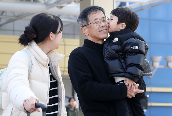 동대구역에서 상봉한 할아버지와 손자