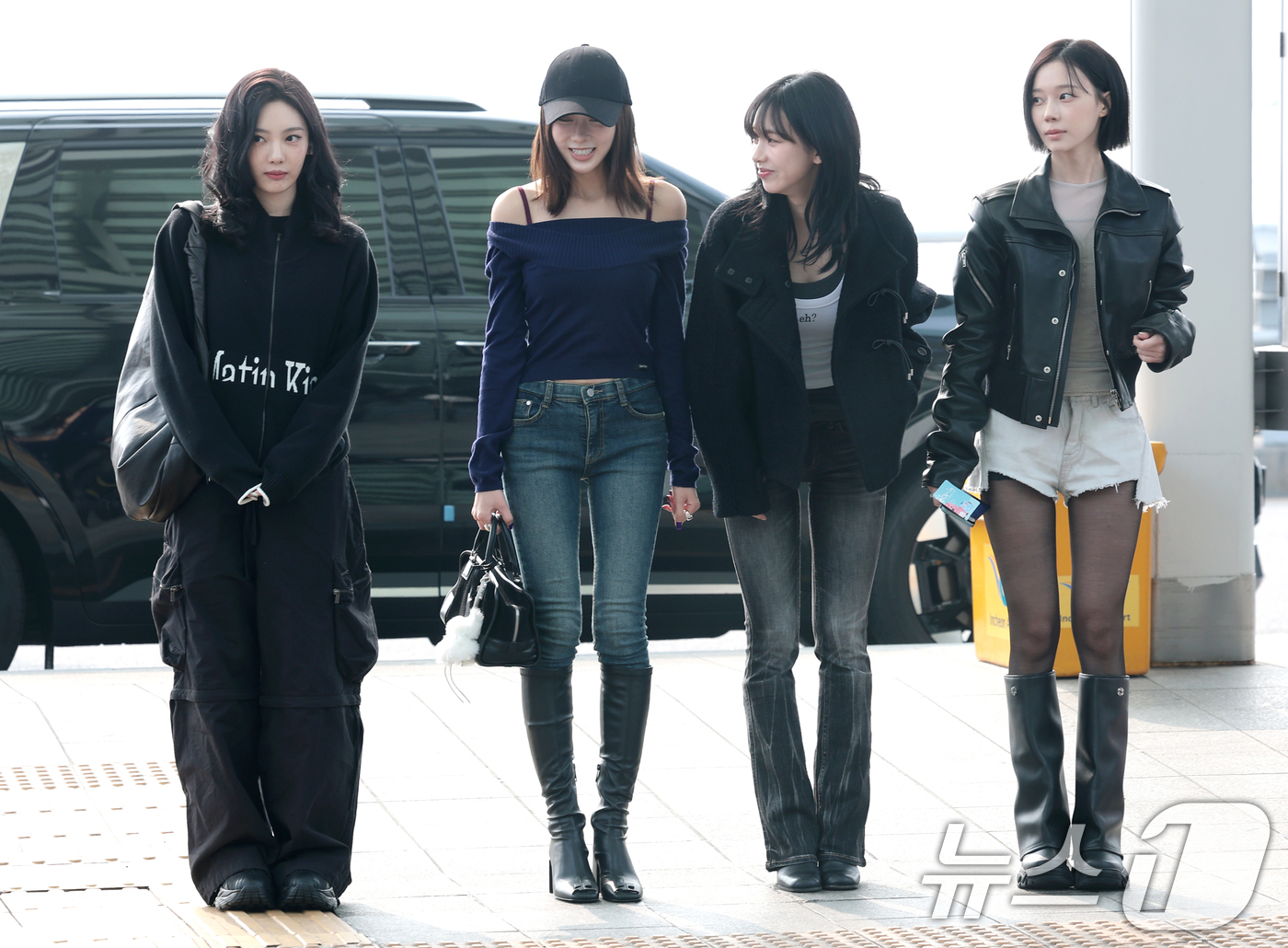 (인천공항=뉴스1) 권현진 기자 = 그룹 에스파 닝닝(왼쪽부터)과 지젤, 카리나 윈터가 콘서트를 위해 13일 인천공항을 통해 태국 방콕으로 출국하고 있다. 2026.2.13/뉴스1 …