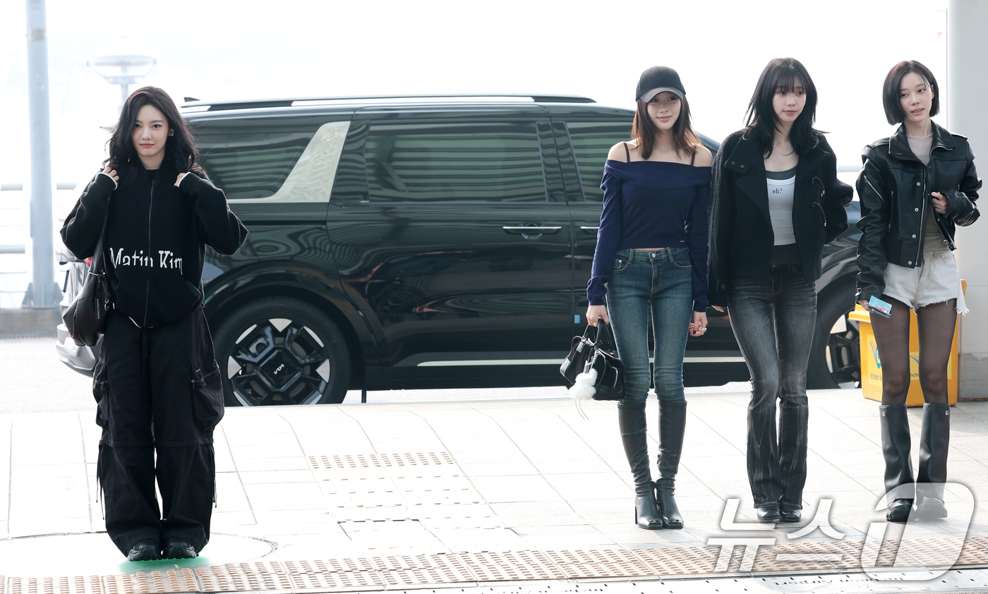 (인천공항=뉴스1) 권현진 기자 = 그룹 에스파 닝닝(왼쪽부터)과 지젤, 카리나 윈터가 콘서트를 위해 13일 인천공항을 통해 태국 방콕으로 출국하고 있다. 2026.2.13/뉴스1 …