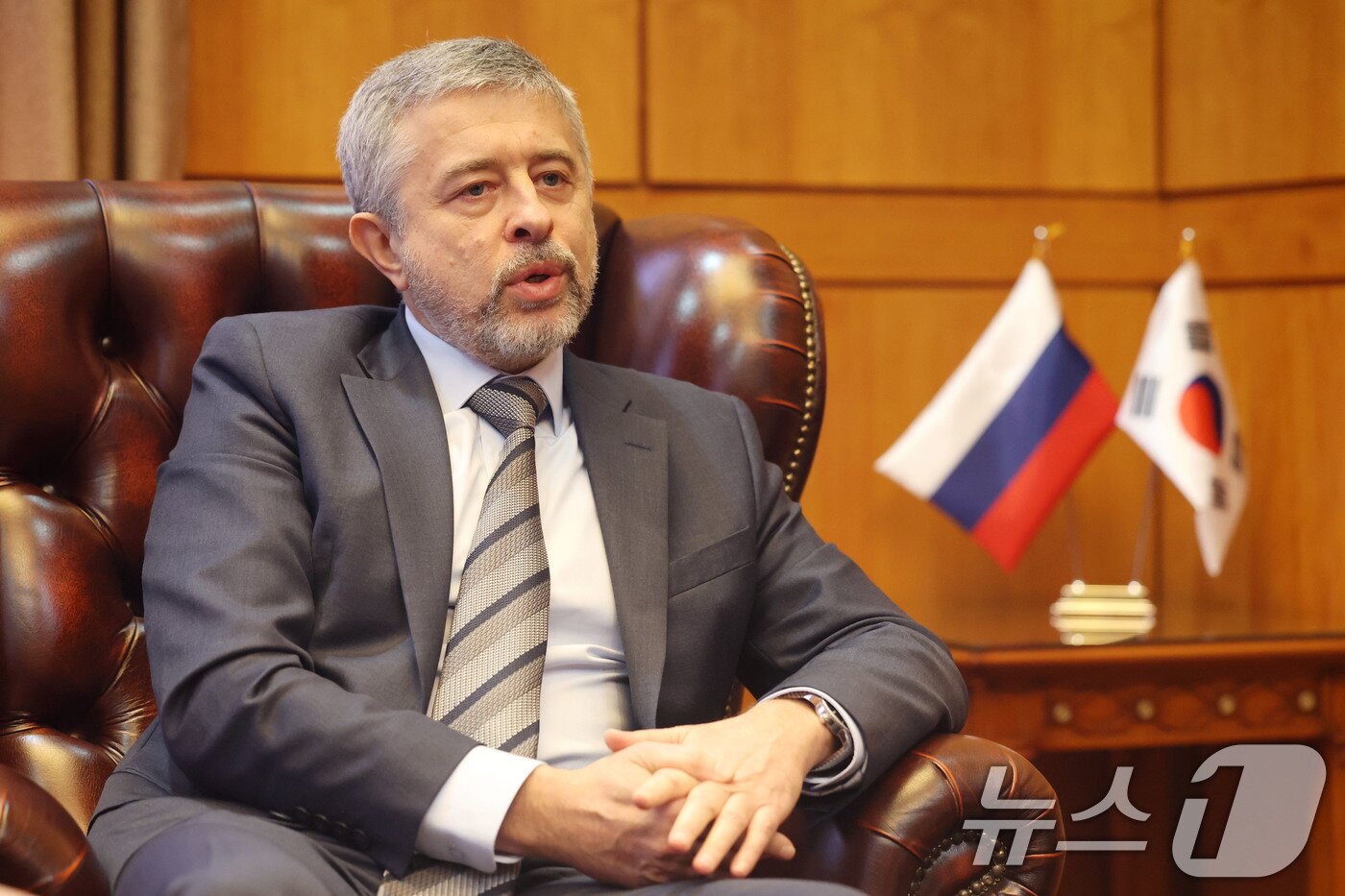 본문 이미지 - 게오르기 지노비예프 주한 러시아대사는 "한러관계 회복을 위해서는 한국의 대러 제재 문제가 먼저 해결돼야 한다"라고 밝혔다. 2026.2.13 ⓒ 뉴스1 이광호 기자