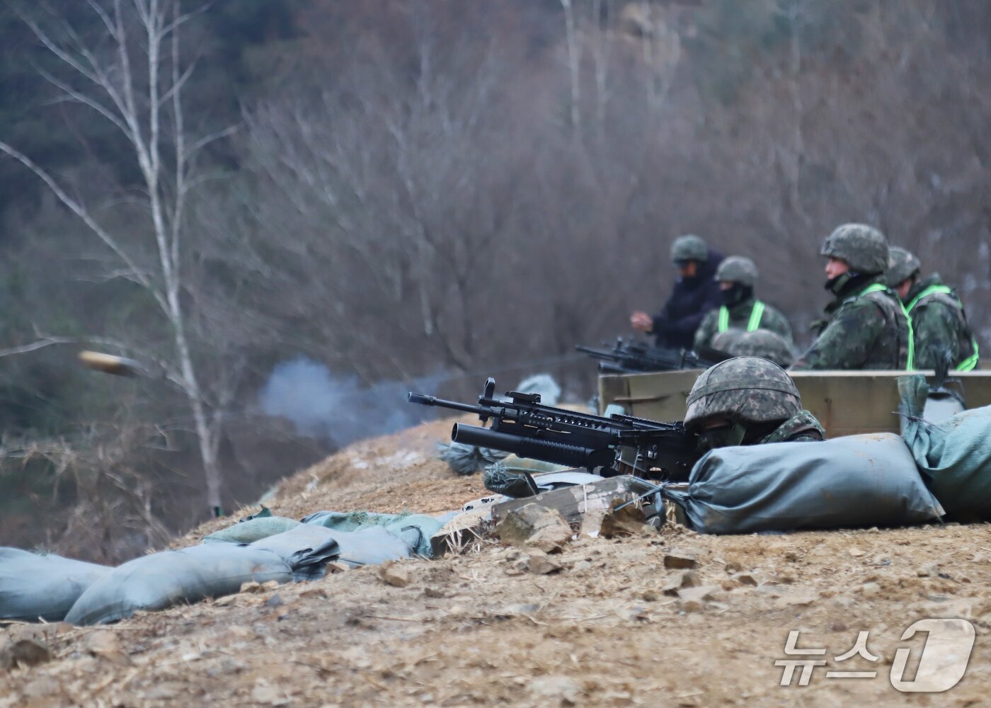본문 이미지 - 3기갑여단 장병들이 최근 훈련장에서  K201 유탄발사기를 사격 중이다.(3기갑여단 제공, 재판매 및 DB금지)