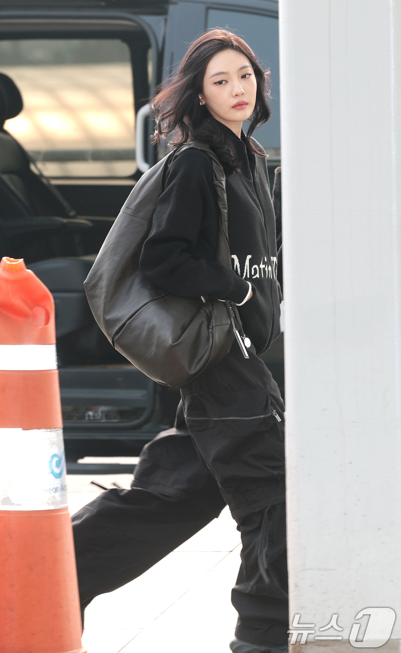 (인천공항=뉴스1) 권현진 기자 = 그룹 에스파 닝닝이 콘서트를 위해 13일 인천공항을 통해 태국 방콕으로 출국하고 있다. 2026.2.13/뉴스1