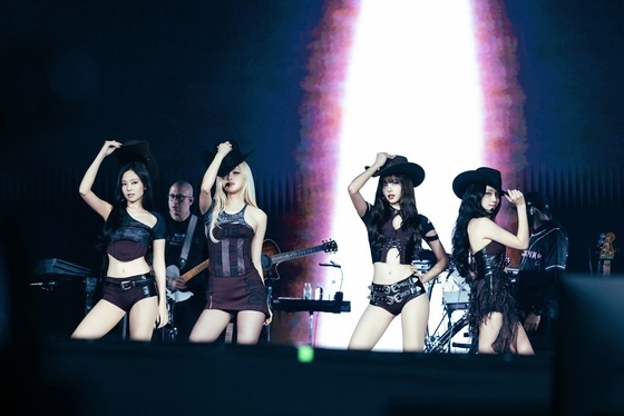 블랙핑크·아이브, 설 연휴 뒤 동시 출격 '세대 대표' 걸그룹에 쏠린 눈 [N이슈]