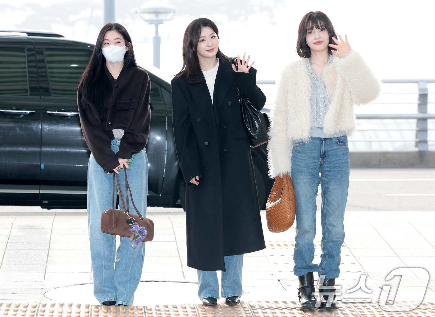 (인천공항=뉴스1) 권현진 기자 = 그룹  레드벨벳의 아이린(왼쪽부터)과 슬기, 조이가 콘서트를 위해 13일 인천공항을 통해 태국 방콕으로 출국하고 있다. 2026.2.13/뉴스1 …