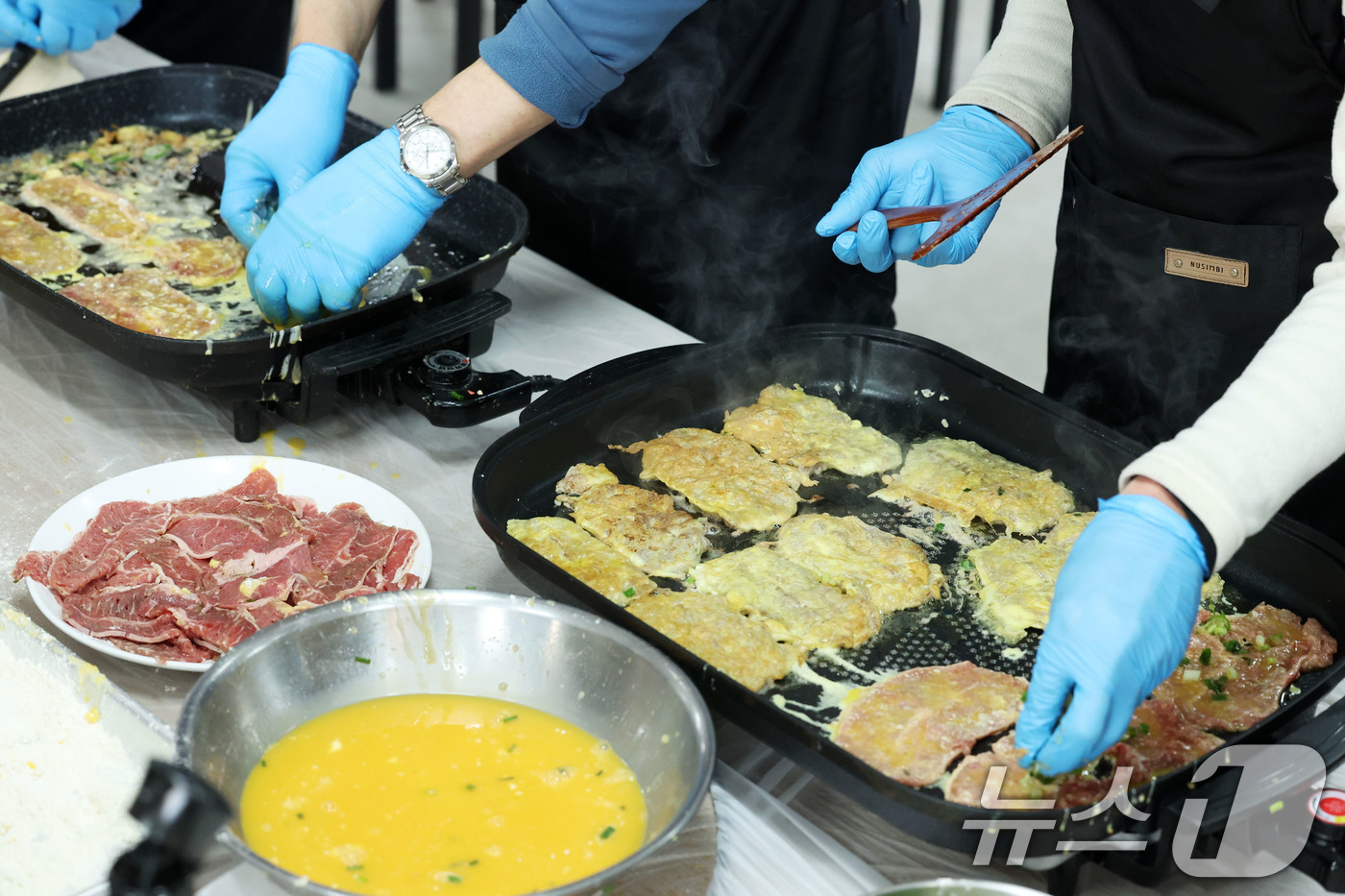 (광주=뉴스1) 이승현 기자 = 설 연휴를 하루 앞둔 13일 오전 광주 동구 계림동 들랑날랑센터에서 쪽방촌 주민들이 모여 명절음식을 만들고 있다. 2026.2.13/뉴스1