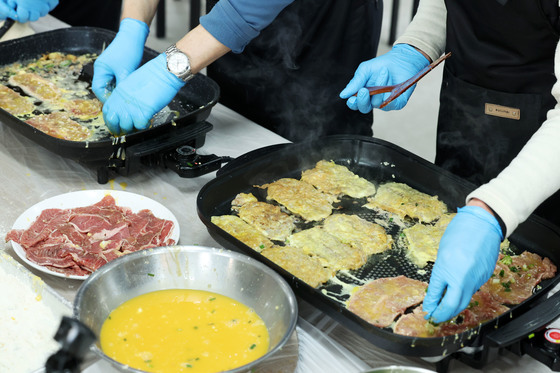 "전 처음 부쳐요"…고소한 기름 냄새와 함께 쪽방촌에 퍼진 온기