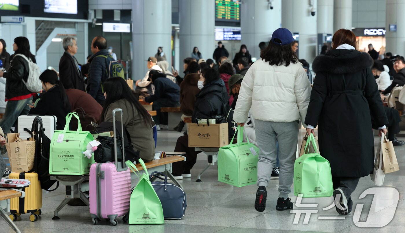 본문 이미지 - 설 연휴를 하루 앞둔 13일 오전 대전 동구 대전역에서 시민들이 열차를 기다리고 있다. 2026.2.13 ⓒ 뉴스1 김기태 기자