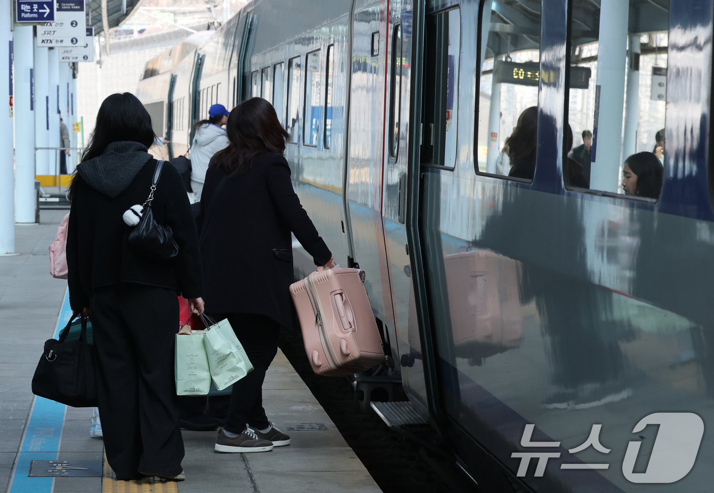 (대전=뉴스1) 김기태 기자 = 설 연휴를 하루 앞둔 13일 오전 대전 동구 대전역에서 시민들이 열차에 승차하고 있다.  2026.2.13/뉴스1