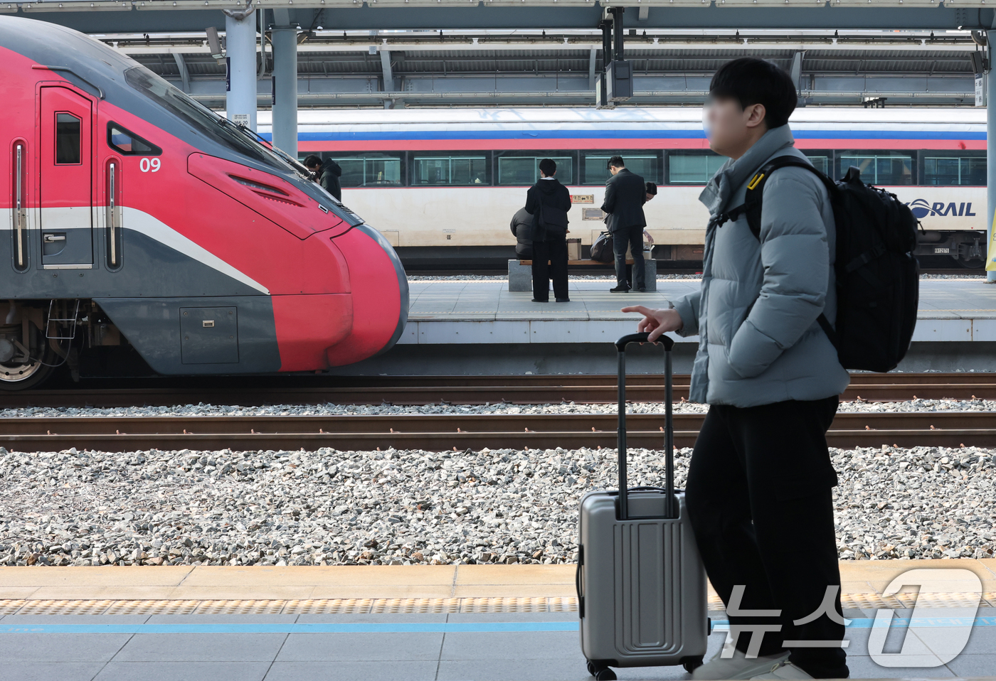 (대전=뉴스1) 김기태 기자 = 설 연휴를 하루 앞둔 13일 오전 대전 동구 대전역에서 시민들이 열차를 기다리고 있다.  2026.2.13/뉴스1