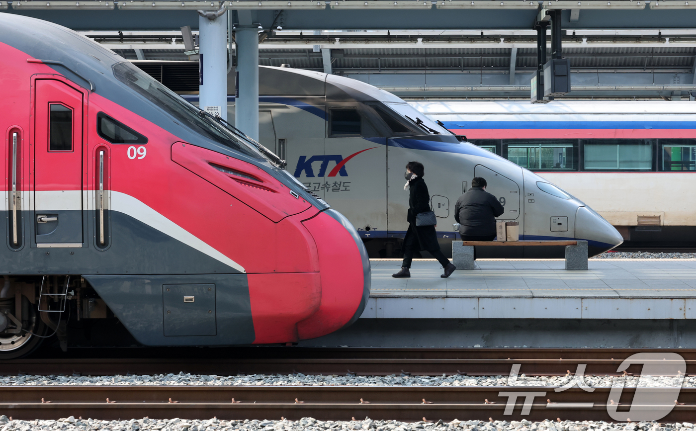 (대전=뉴스1) 김기태 기자 = 설 연휴를 하루 앞둔 13일 오전 대전 동구 대전역에서 시민들이 열차를 기다리고 있다.  2026.2.13/뉴스1