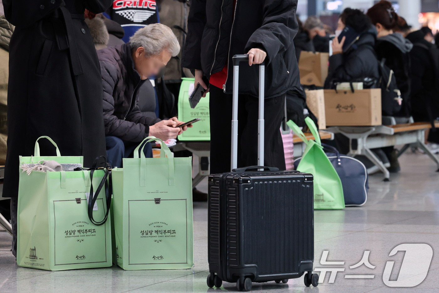 (대전=뉴스1) 김기태 기자 = 설 연휴를 하루 앞둔 13일 오전 대전 동구 대전역에서 시민들이 열차를 기다리고 있다.  2026.2.13/뉴스1