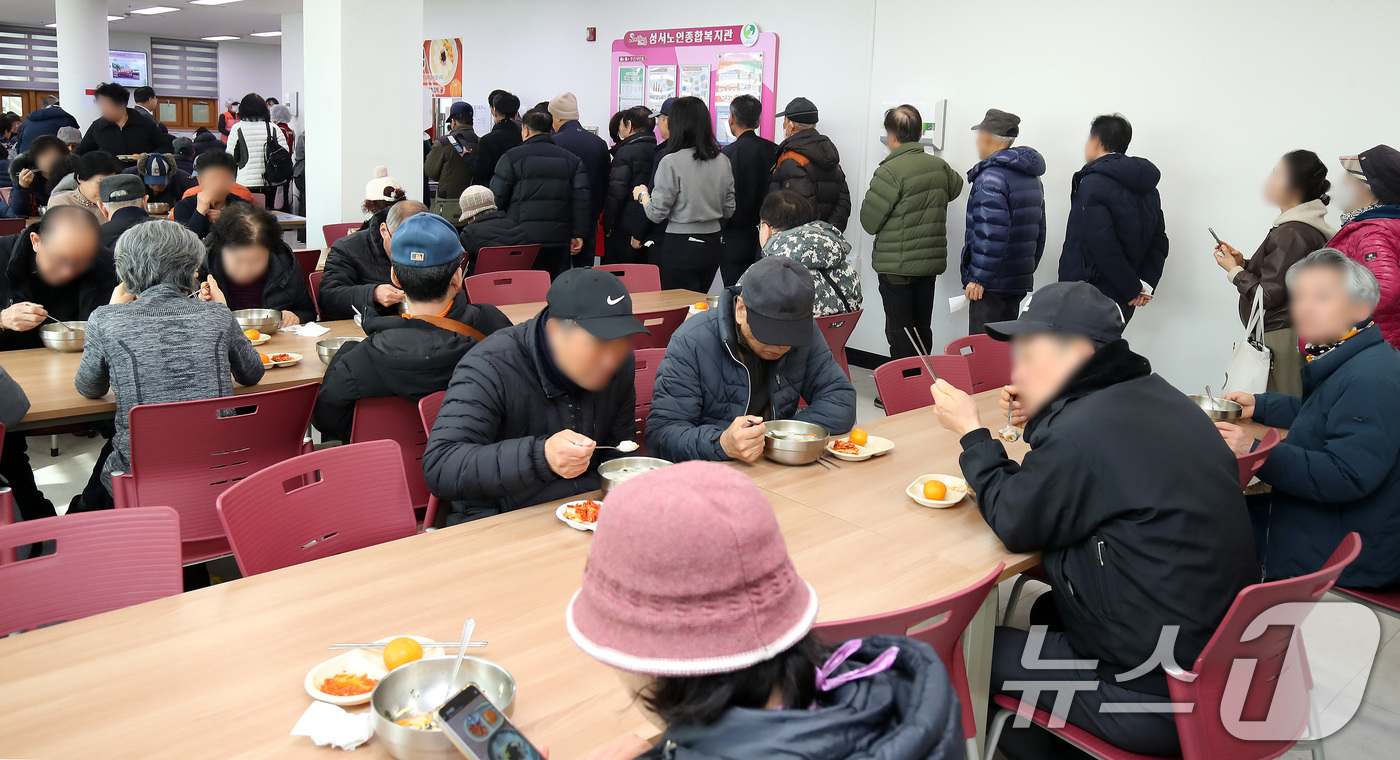 (대구=뉴스1) 공정식 기자 = 설 연휴를 하루 앞둔 13일 오전 대구 달서구 성서노인종합복지관에서 많은 어르신이 설맞이 특식으로 나온 떡만둣국을 먹고 있다. 2026.2.13/뉴 …