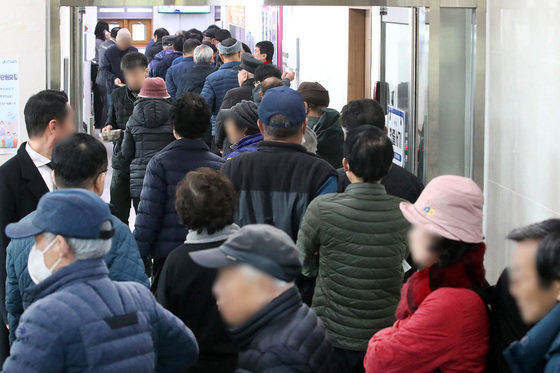 설맞이 떡만둣국에 몰린 인파