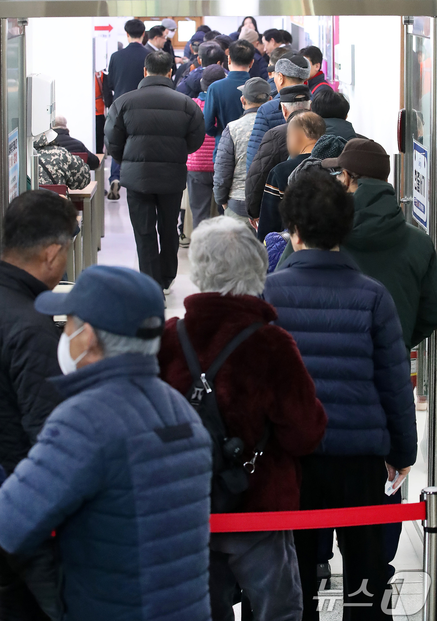 (대구=뉴스1) 공정식 기자 = 설 연휴를 하루 앞둔 13일 오전 대구 달서구 성서노인종합복지관에서 설맞이 특식 떡만둣국을 맛보려는 어르신들이 길게 줄지어 차례를 기다리고 있다. …