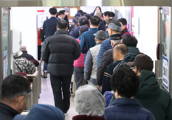 설맞이 떡만둣국에 몰린 인파