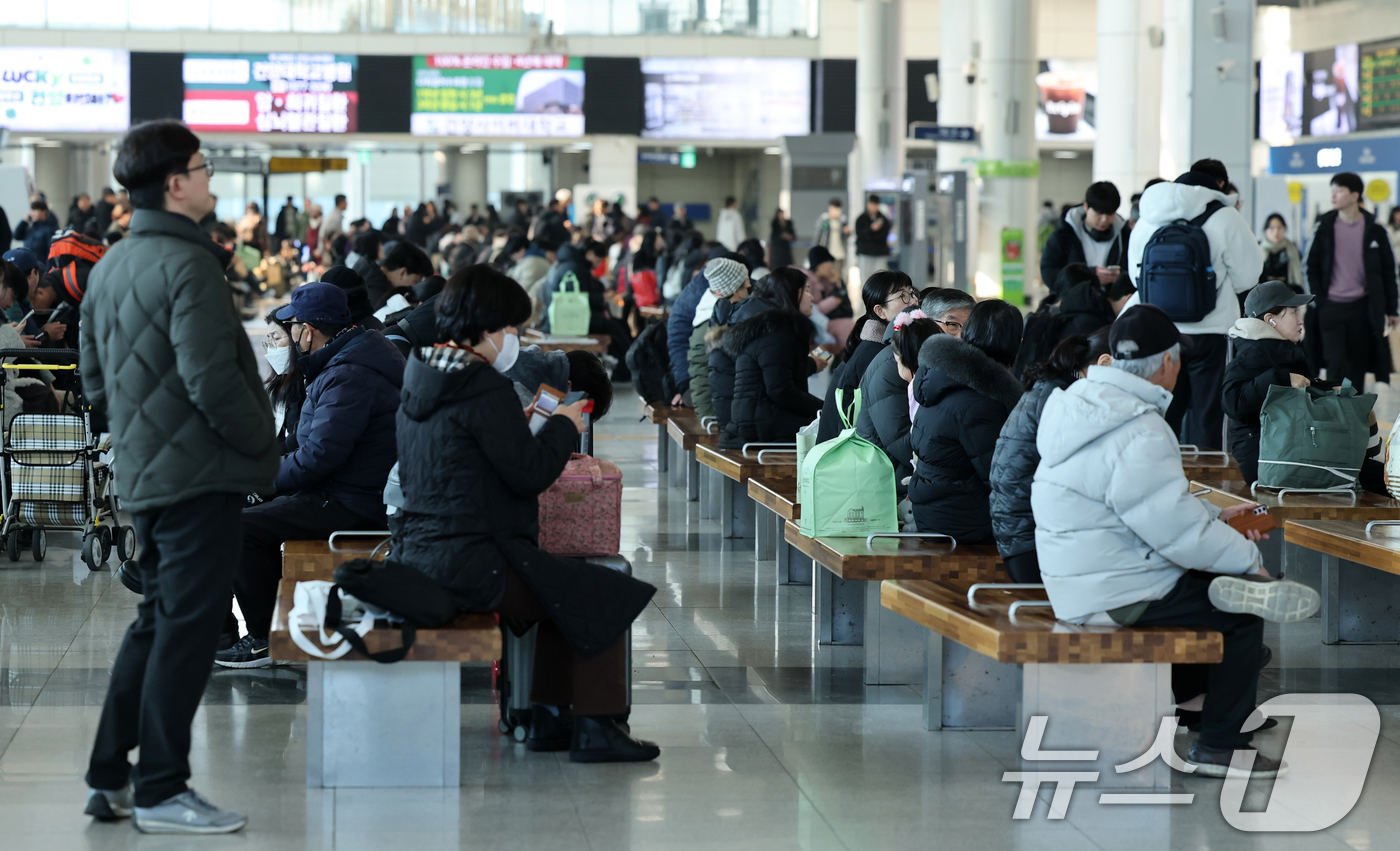 (대전=뉴스1) 김기태 기자 = 설 연휴를 하루 앞둔 13일 오전 대전 동구 대전역에서 시민들이 열차를 기다리고 있다.  2026.2.13/뉴스1