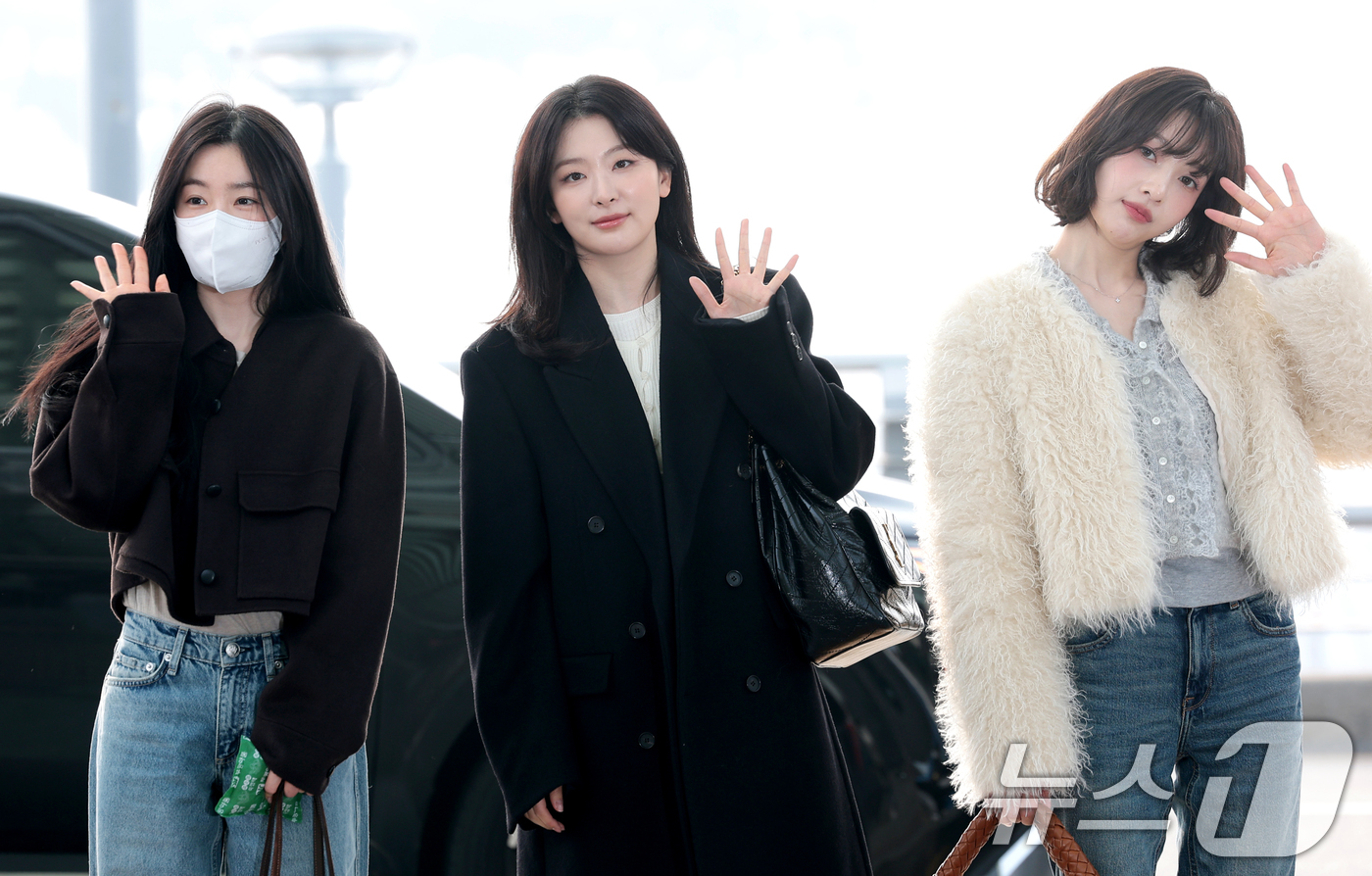 (인천공항=뉴스1) 권현진 기자 = 그룹 레드벨벳 아이린(왼쪽부터)과 슬기, 조이가 콘서트를 위해 13일 인천공항을 통해 태국 방콕으로 출국하고 있다. 2026.2.13/뉴스1