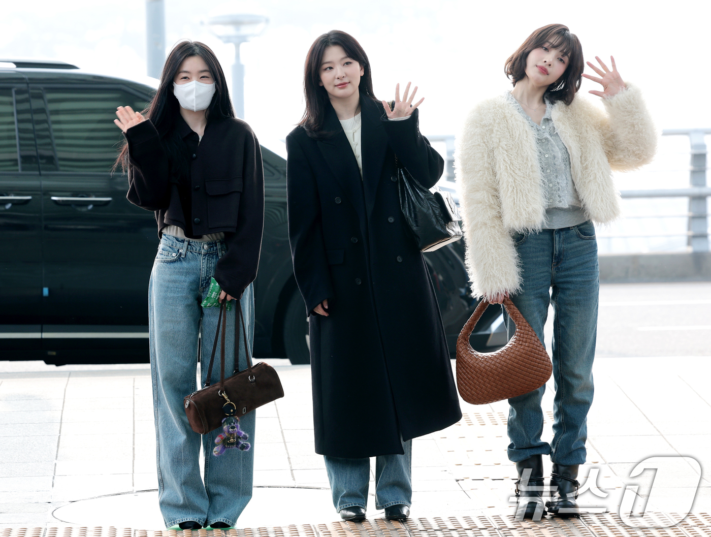 (인천공항=뉴스1) 권현진 기자 = 그룹 레드벨벳 아이린(왼쪽부터)과 슬기, 조이가 콘서트를 위해 13일 인천공항을 통해 태국 방콕으로 출국하고 있다. 2026.2.13/뉴스1